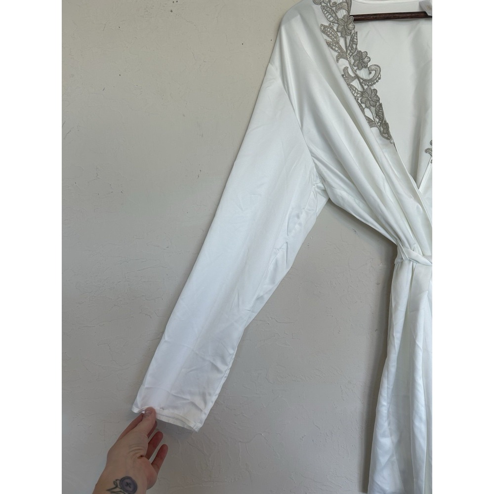 Flora Nikrooz White Satin Robe Silver Floral Appliqué L XL Tie Front Lightweight - Picture 5 of 7